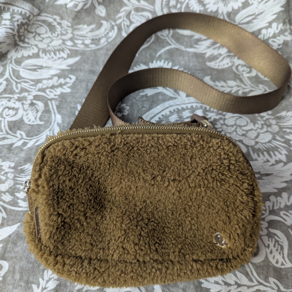 Lululemon Everywhere Belt Bag Fleece Burnt Caramel Sherpa One Size  AUTHENTIC